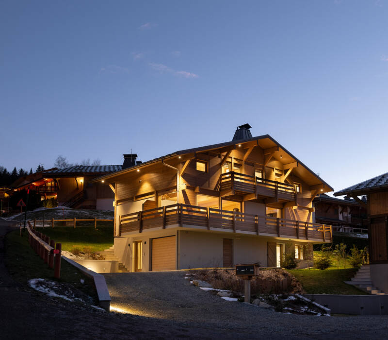 Creation of a contemporary Dunoyer wooden chalet in the Alps